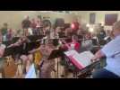 Roquetoire : les harmonies de Roquetoire et Wizernes en répétition avant la marche des cornemuses