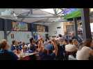 Les supporteurs des Bleus assistent au match France-Belgique dans un bar de Soissons