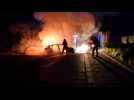 Une voiture désossée et incendiée la nuit passée à Charleroi: elle s'est retrouvée en flammes au milieu de la route!