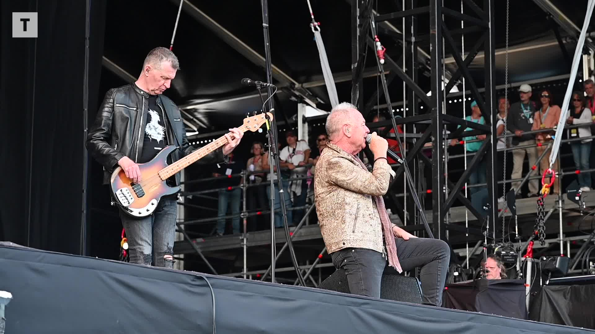 « J'ai perdu 30 ans ce soir ! » : aux Vieilles Charrues, les quinquas étaient à l'unisson avec Simple Minds