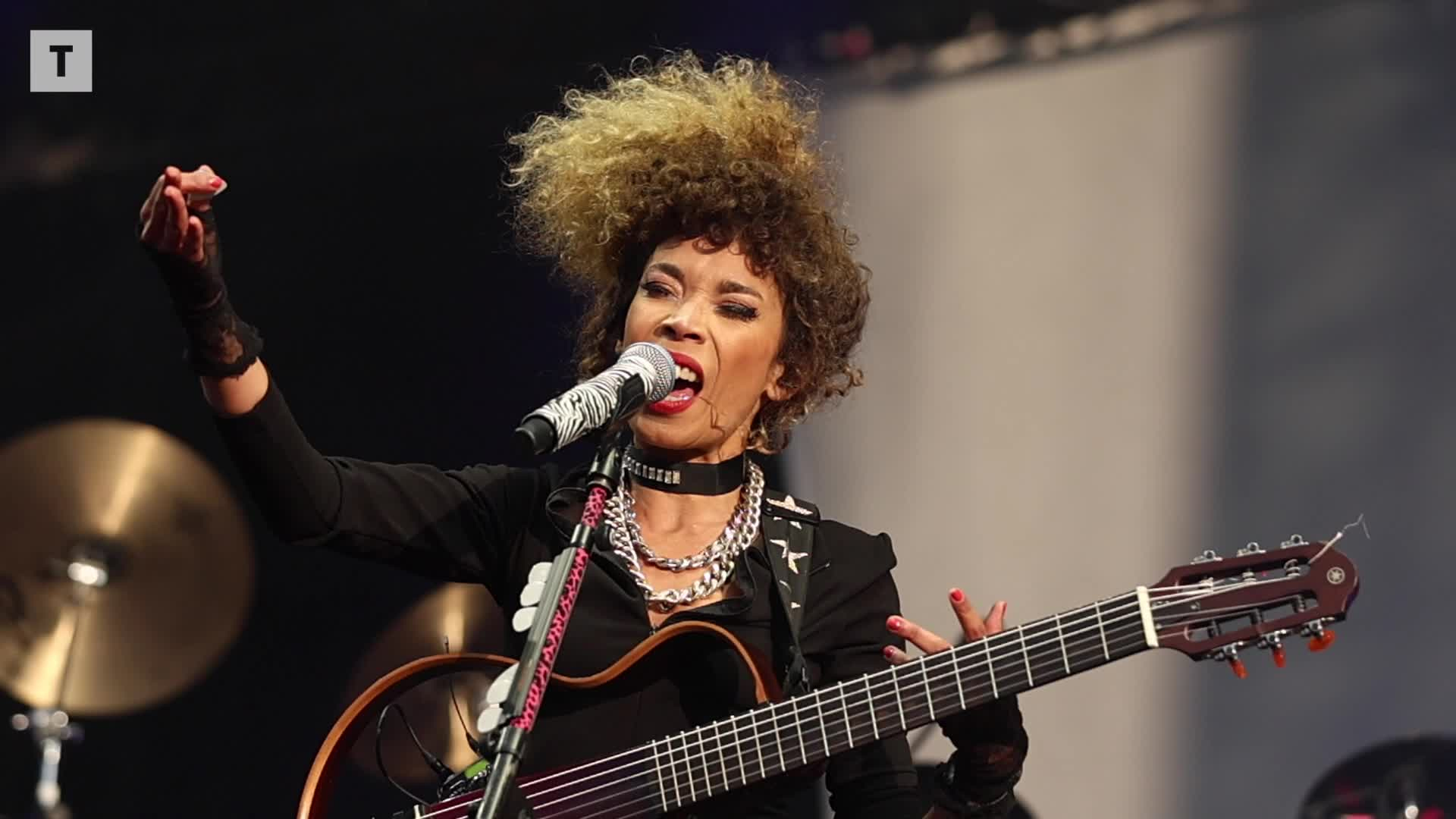 Aux Vieilles Charrues, la Brésilienne Flavia Coehlo a fait venir le soleil à Kerampuilh [Vidéo]