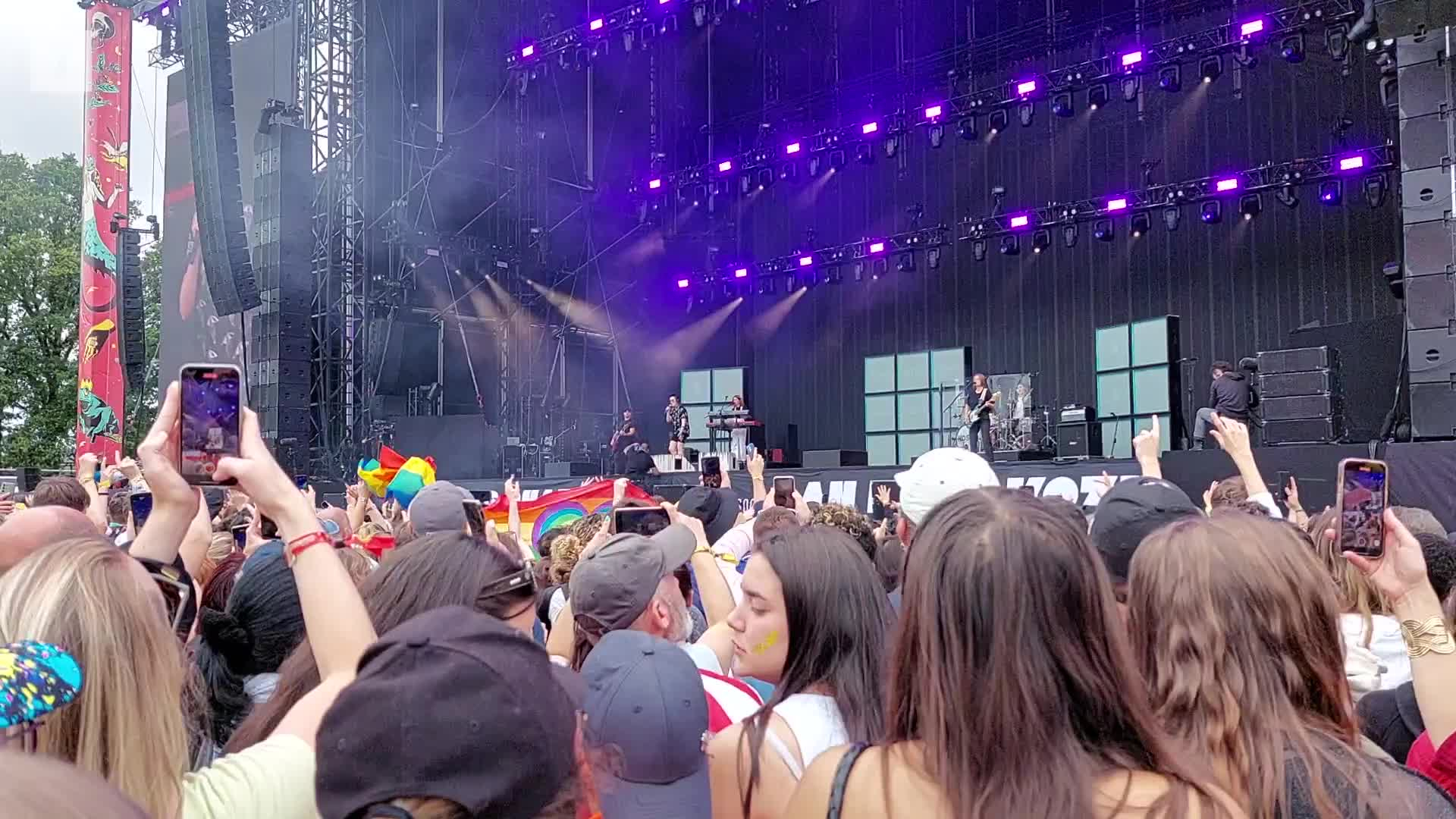 « Je n'ai plus peur de monter sur scène » : aux Vieilles Charrues, Hoshi livre un concert empli de sincérité [Vidéo]