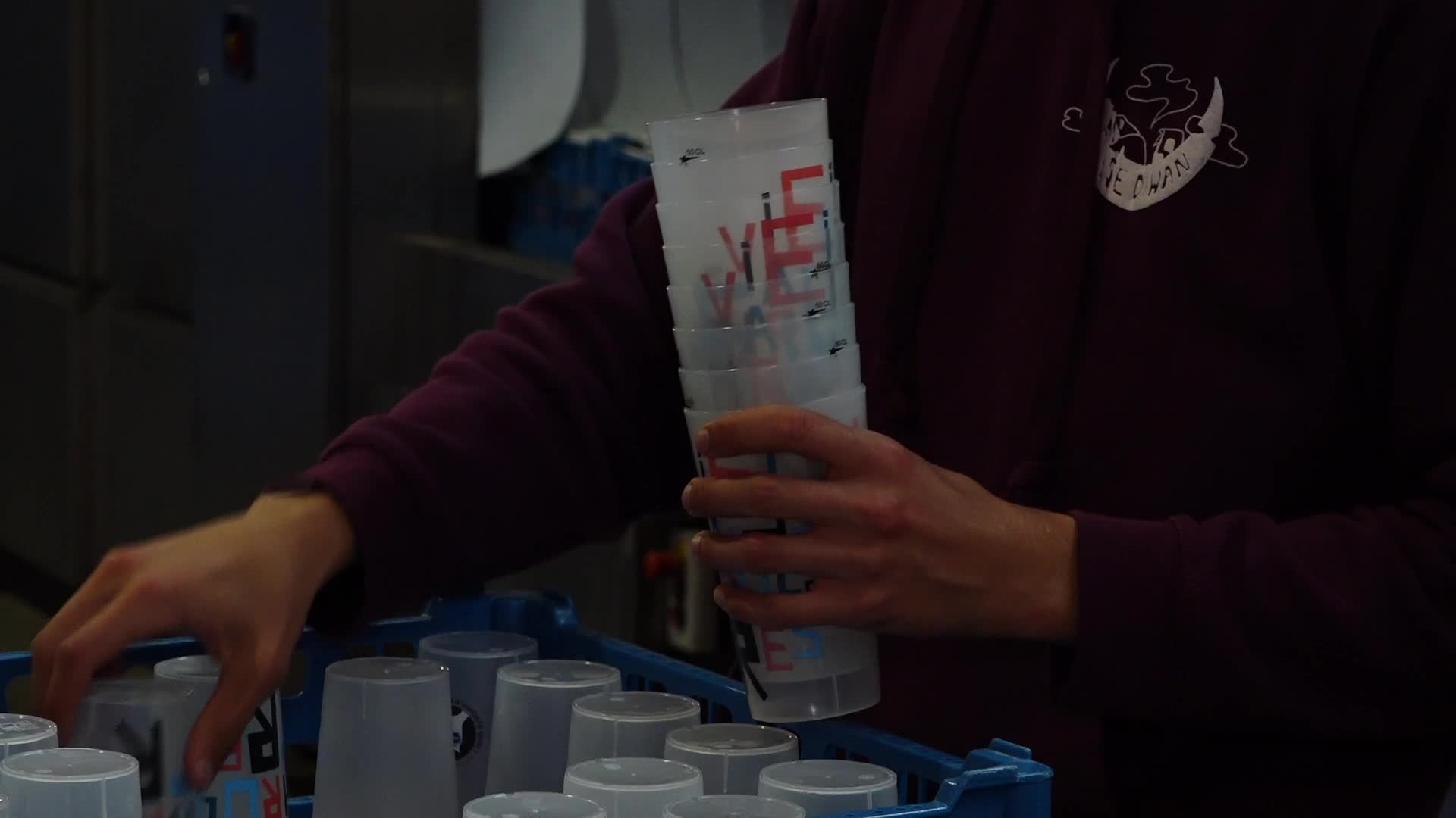 Aux Vieilles Charrues, ces néobacheliers de Diwan fêtent leur bac en lavant des gobelets du festival [Vidéo]