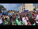 Les membres de la caravane du Tour s échauffent avec une danse le matin.