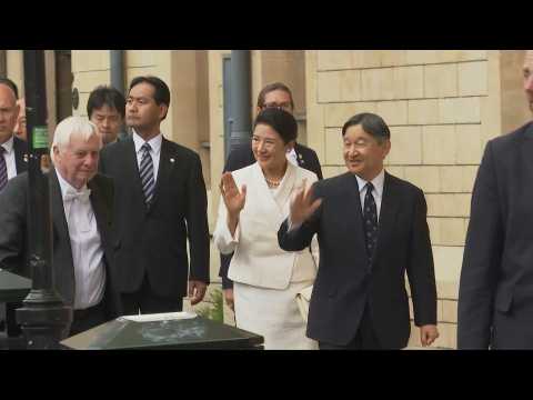 Crowds greet Japanese Emperor and Empress in Oxford