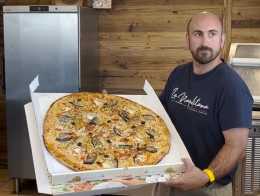 Dédiée d’abord à la vente de parts à l’unité, la plus grosse pizza de Perpignan peut être garnie de toutes les saveurs, et jusqu’à 4 goûts différents