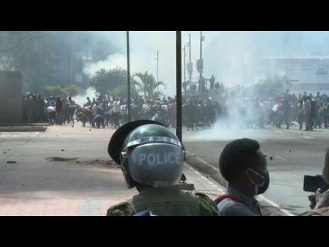 Kenya protesters breach parliament barricade, enter compound (2)