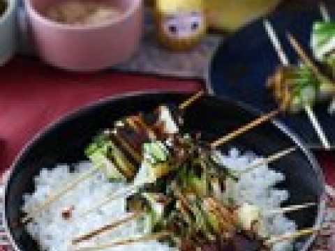Brochettes de courgette avec une sauce asiatique délicieuse et relevée