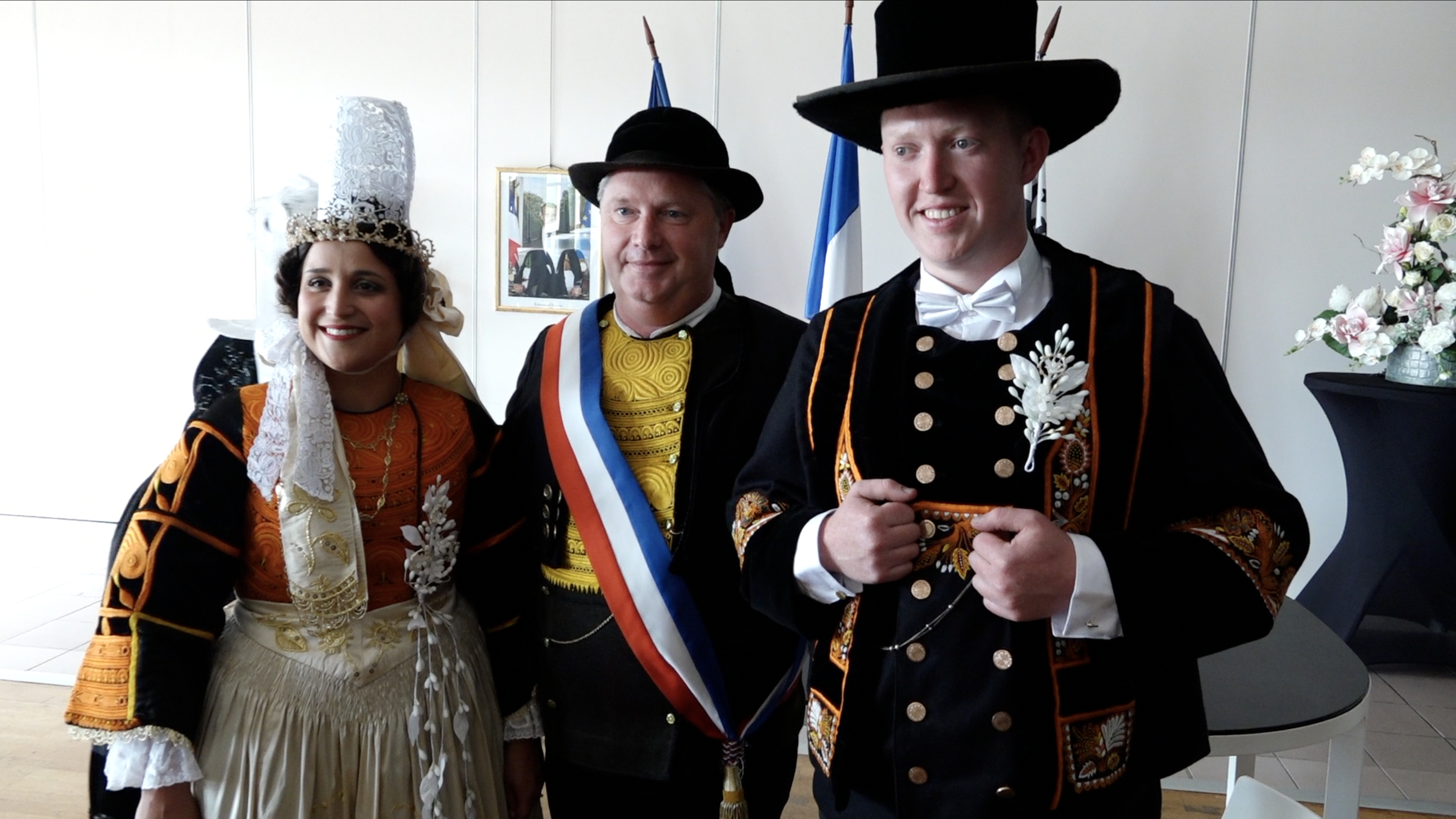 « Ça fait partie de nous » : à Pont-l'Abbé, Marie et Édouard se sont dit oui en costume breton ! [En vidéo]