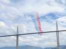 La Patrouille de France survole le Viaduc de Millau