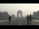 Inde: le monument de la Porte de l'Inde à New Dehli dans le smog