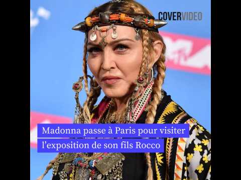 VIDEO : Madonna passe  Paris pour soutenir l?exposition de son fils Rocco