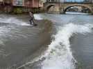 Ces jeunes castrais font du wakeboard en plein centre ville