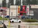 Inondations au rond-point de Cora à Charleville après les intempéries observées dans les Ardennes