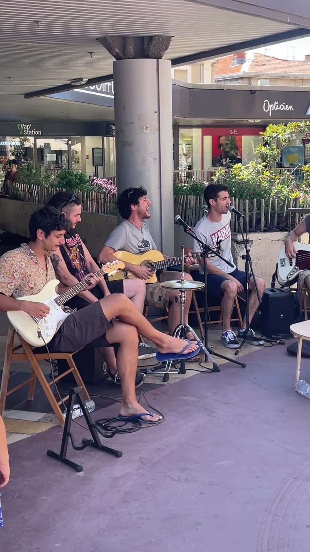 Venus d'Espagne, de Belgique et des tats-Unis, les musiciens de Malesa ont  fait danser les passants devant le Polygone de Montpellier - midilibre.fr