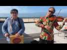 Philippe et Olivier mettent de l' ambiance musicale sur la plage