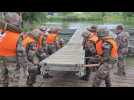 Les militaires du 3RG construisent le pont du Cabaret vert