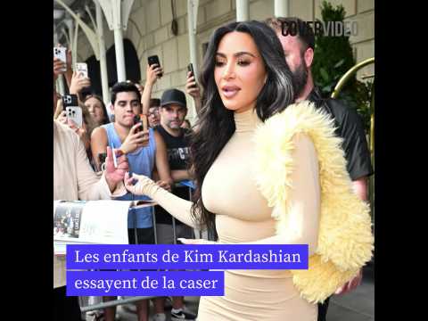 VIDEO : Les enfants de Kim Kardashian essayent de la caser