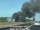 Un camion en feu sur l'autoroute