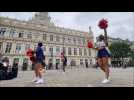 Les cheerleaders du club de foot US des Musketeers (Paris) sur la place d'Armes à Valenciennes