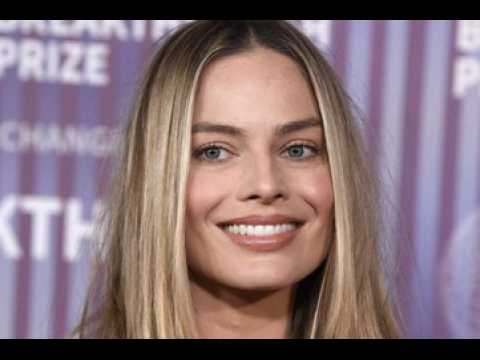 VIDEO : Margot Robbie enceinte : l?actrice dvoile son ventre arrondi en Sardaigne