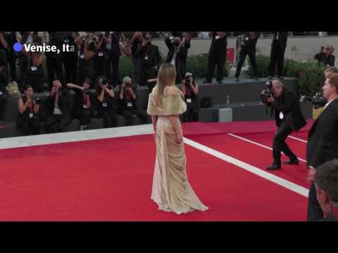 VIDEO : Angelina Jolie a enflamm le tapis rouge de la Mostra de Venise