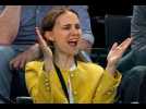 En mini-jupe et baskets, Natalie Portman fait sensation dans le public des Jeux Olympiques