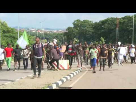 Crowds of hardship protesters on streets of Nigerian capital (2)