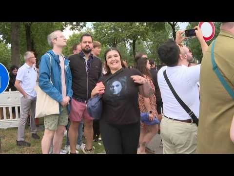 Fans queue to see opening night of Adele in Munich