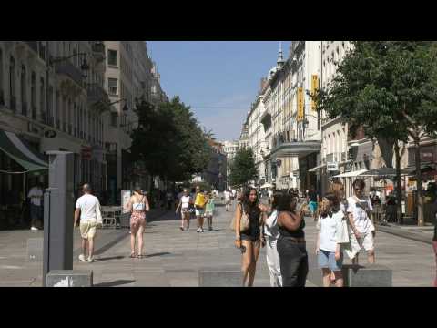 Heatwave: images of people walking through the streets of Lyon