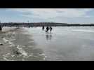 A Boulogne-sur-Mer, des baigneurs dans les vagues malgré la mer agitée