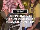 Ils pédalent sur un vélo pour voir leur film