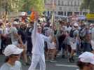 VIDÉO. Jeux paralympiques : Jackie Chan, porteur de la flamme, acclamé par la foule à Paris