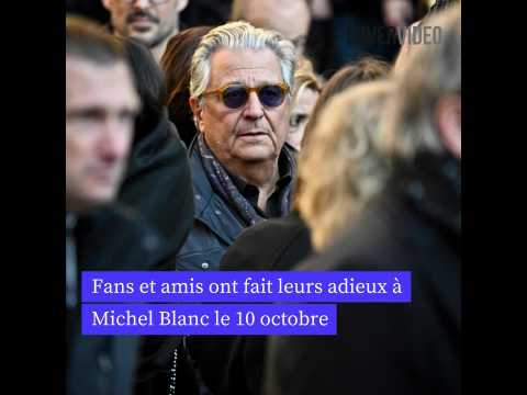 VIDEO : L'mouvant hommage du public aux obsques de Michel Blanc