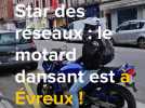 Le motard dansant est en ville !