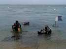 Les gendarmes de la brigade nautique plongent à Arcachon pur nettoyer kles fonds marins