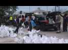 Les habitants de Floride se préparent à l'ouragan Milton avec des sacs de sable