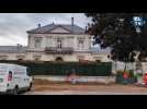 Les viticulteurs expriment leur colère en déversant leurs restes de vendanges devant la sous-préfecture de Cognac.