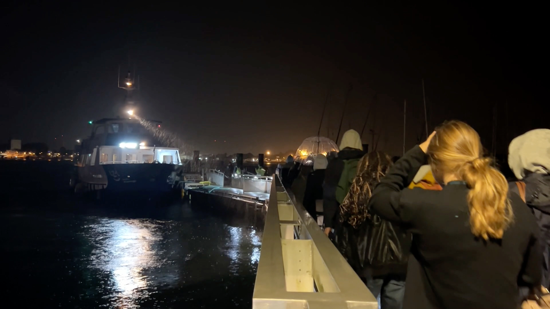 À Locmiquélic, les usagers du bac entre retards et bateaux surchargés [Vidéo]