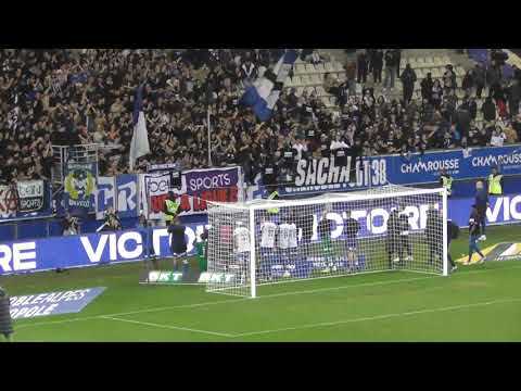 Les joueurs du GF38 célèbrent leur victoire face à Metz avec leurs supporters