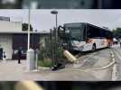 Un bus de la RTM avec 7 passagers à bord s'est encastré dans la clôture de l'hôpital prison