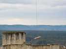 Le futur plancher du donjon de Château-Gaillard transporté par hélicoptère