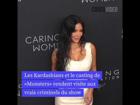 VIDEO : Les Kardashians et le casting de Monsters rendent visite aux vrais criminels du show