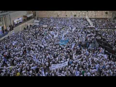 Thousands of Jewish nationalists mark Jerusalem Day at Western Wall