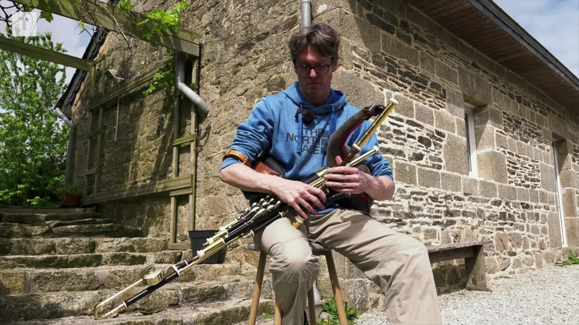 À Landrévarzec, Xavier Boderiou livre des cornemuses dans le monde entier [Vidéo]