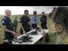 Les parachutistes britanniques passent par la douane après leur saut commémoratif