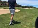 Thibaut Courtois joue au golf pendant ses vacances.