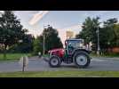 Concert de klaxons des tracteurs d'agriculteurs pour la fête de la musique à Amiens