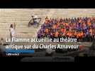 La flamme accueillie au théâtre antique sur du Charles Aznavour