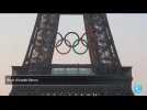 JO 2024 : les anneaux olympiques accrochés à la tour Eiffel